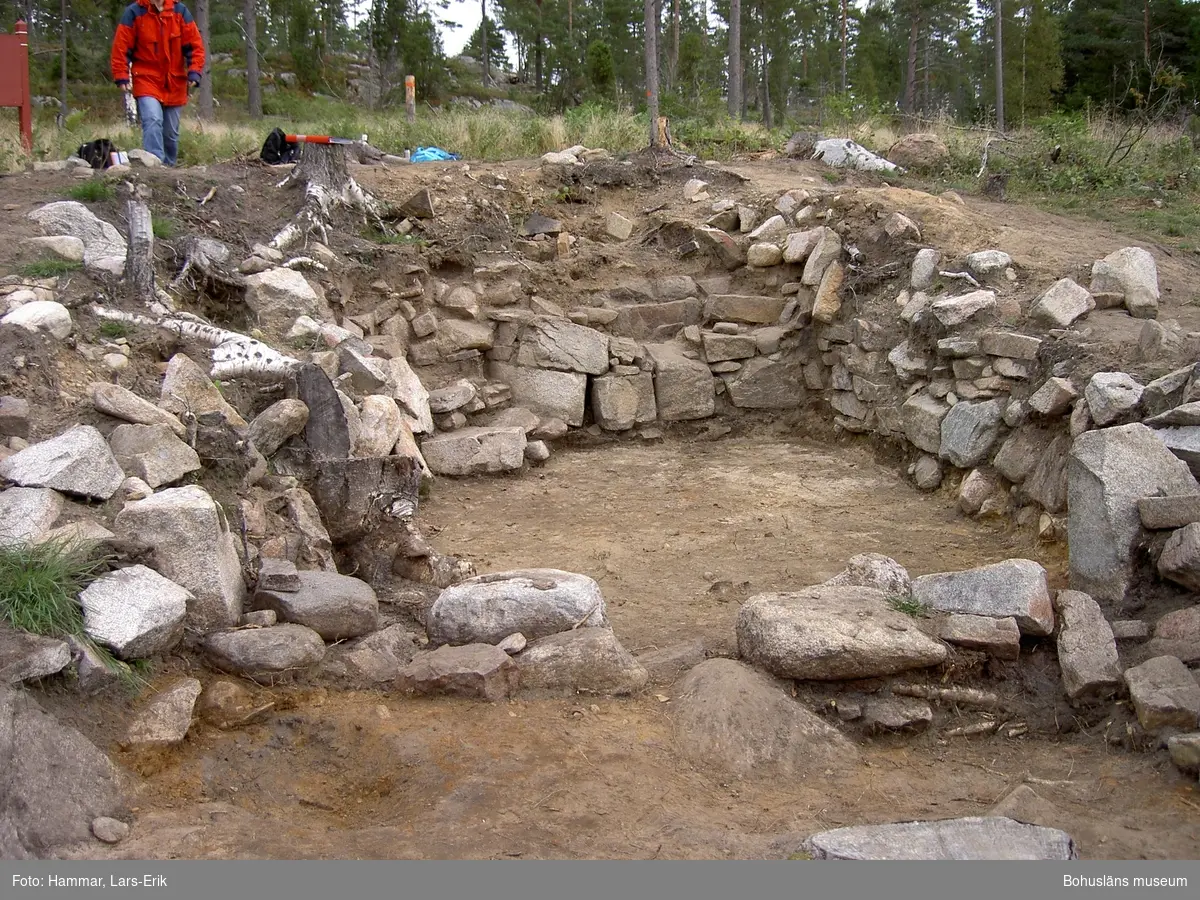Bostadshus på Snarsmon. Bilden är tagen i samband med arkeologisk undersökning 2005 och visar det större bostadshuset under utgrävning.   Foto: Lars-Erik Hammar, Bohusläns museum.