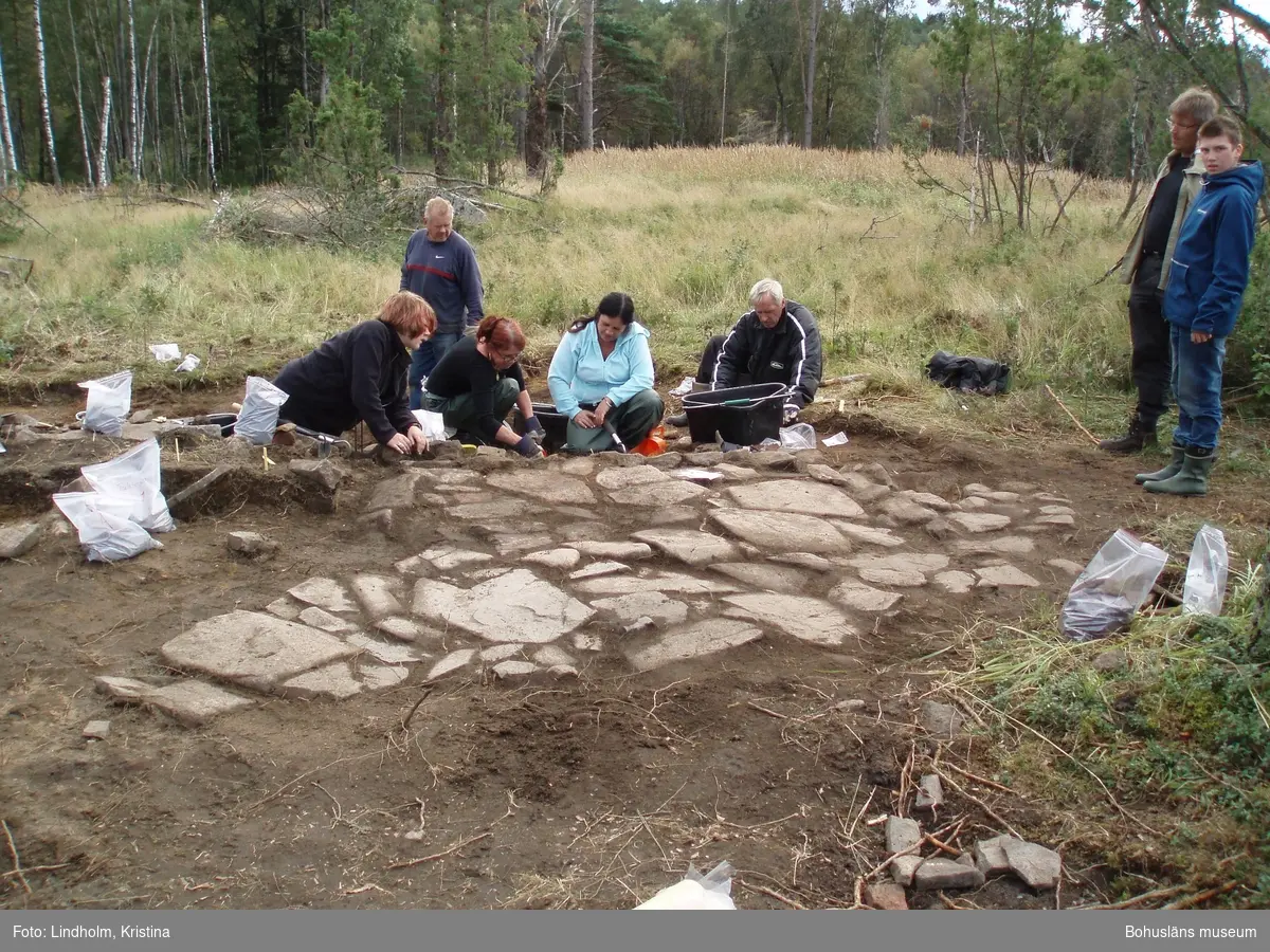 Resandeboplatsen Snarsmon. Bilden visar arkeologisk undersökning 2006 av den husgrund som tolkades som ett kök. Foto: Kristina Lindholm, Bohusläns museum.