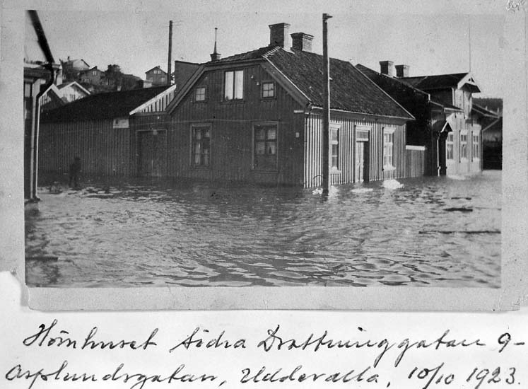 Text på kortet: "Hörnhuset Södra Drottninggatan 9 - Asplundsgatan, Uddevalla, 10/10 1923".