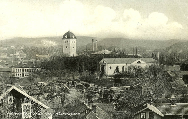 Tryckt text på bilden: "Uddevalla. Kyrkan med klockstapeln." 
 
"O. Wåhlins Bokhandel."