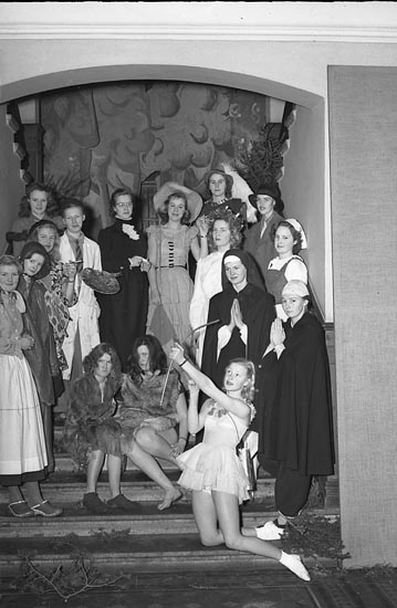 "Flickskolans Lucia 13 december 1948"