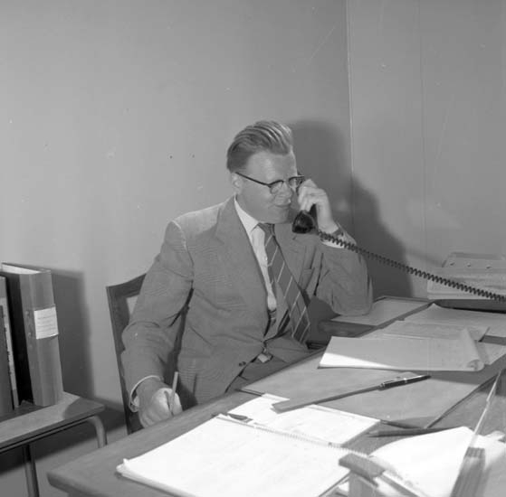 Gustaf Nyckel med kontorsgöromål inför fotbolls-VM på Rimnersvallen, Uddevalla, i juni 1958