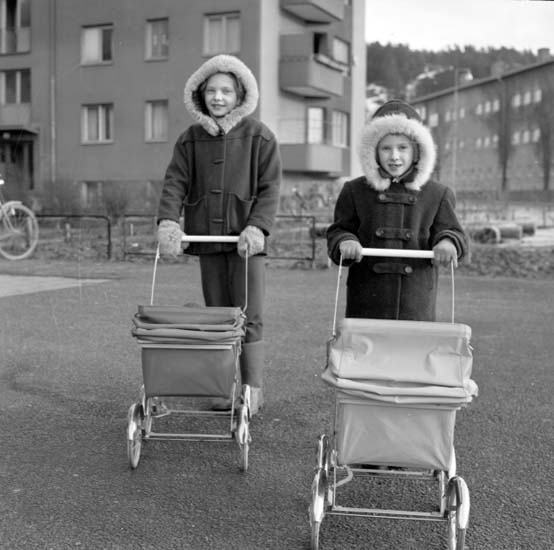 Enligt notering: "Små flickor med barnvagnar d 19/2 -59".