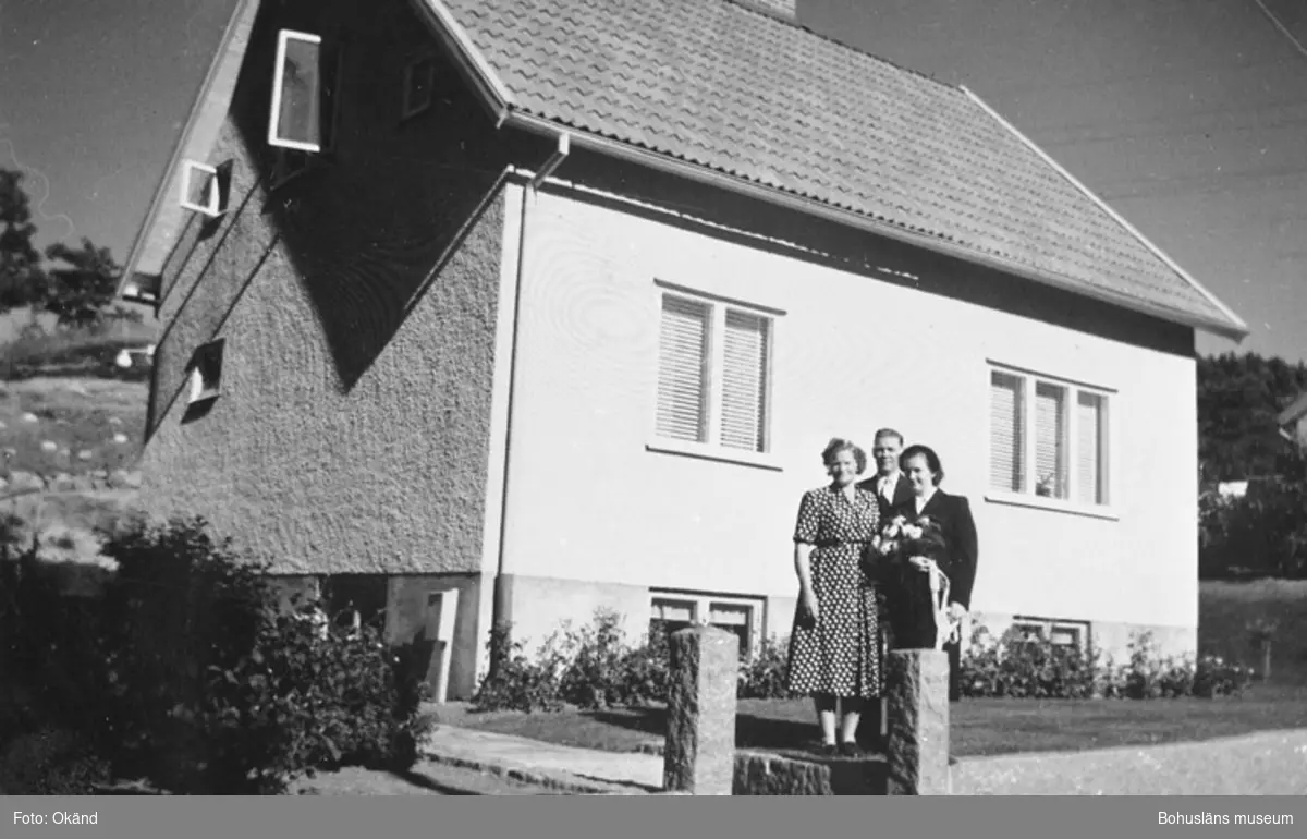 Text till bilden: "Herta Busch (t.h.) på sin bröllopsdag med vittnena Maja och Holger Larsson, Kappelev. 42. Herta bodde hos dem inackorderad".