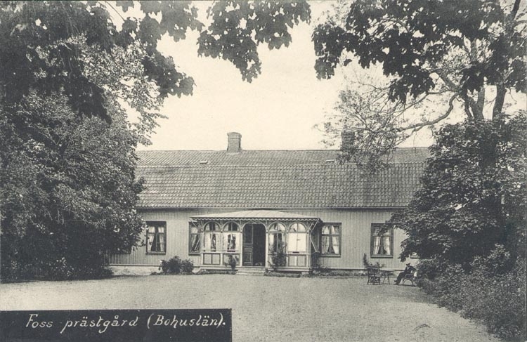 Tryckt text på kortet: "Foss prästgård (Bohuslän)".