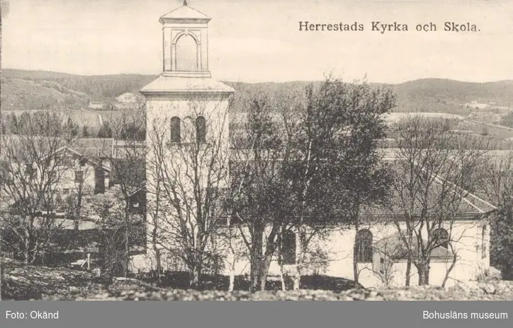 Tryckt text på kortet: "Herrestads kyrka och Skola".
