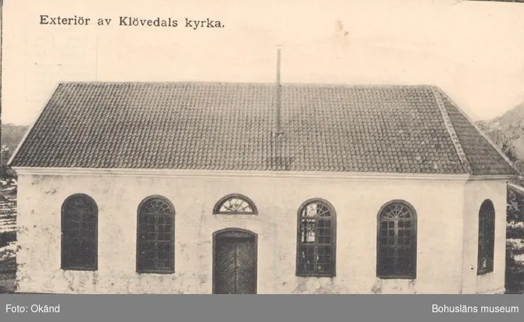 Tryckt text på kortet: "Exteriör av Klövedals kyrka".



