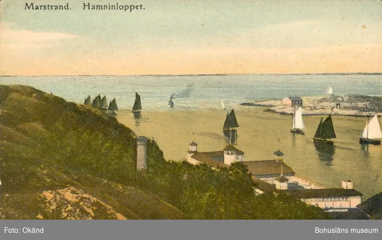 Tryckt text på kortet: "Marstrand. Hamninloppet."
