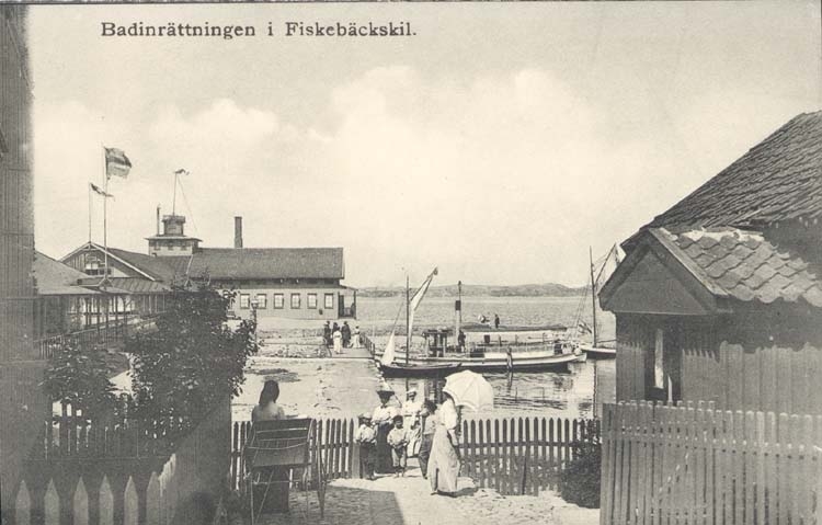 Tryckt text på kortet: "Badinrättningen i Fiskebäckskil."
"Tekla Bengtssons Pappershandel, Fiskebäckskil."
