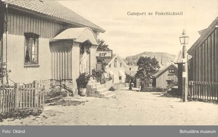 Tryckt text på kortet: "Gatuparti av Fiskebäckskil."
"Tekla Bengtssons Pappershandel, Fiskebäckskil."