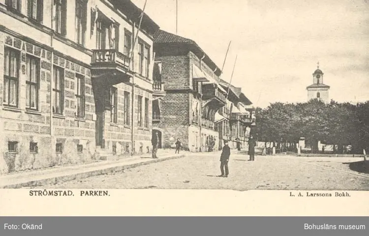 Tryckt text på kortet: "Strömstad. Parken" 
"L. A. Larssons Bokh."