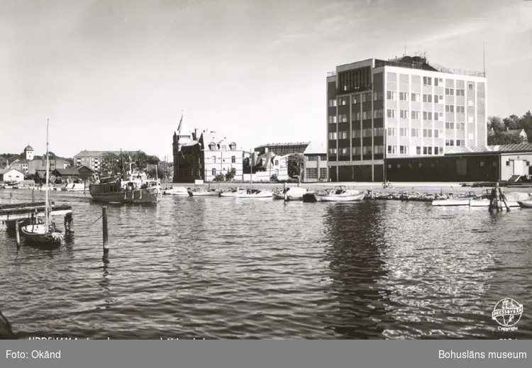 Tryckt text på kortet: "Uddevalla. Inre hamnen med Yrkesskolan."