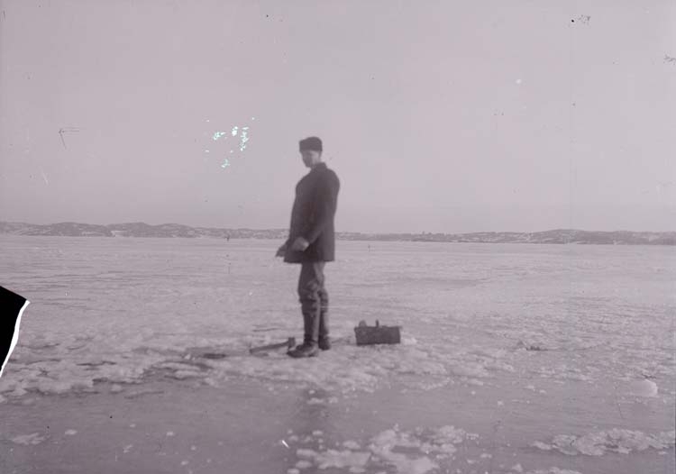 Enligt text som medföljde bilden: "Axel Lindebäck på fiske (isen) febr/mars 1917".