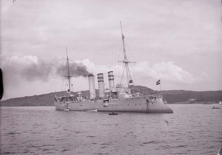 Enligt text som medföljde bilden: "Tyske kryssaren Hamburg, Gustafsberg Juni 05".