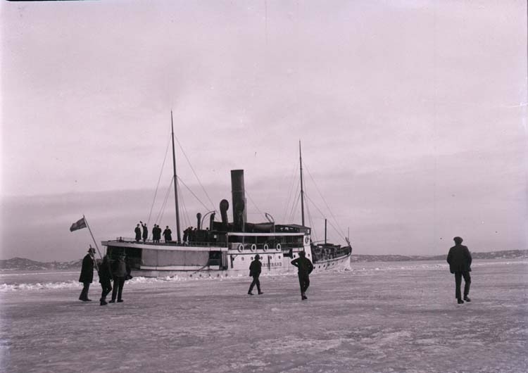 Enligt text som medföljde bilden: "L.l. "Marstrand" i isen Mars 1917."