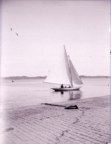 Enligt text som medföljde bilden: "En norsk modern lustjakt tagen från ångbåtsbryggan. Lysekil 31/7 1899"