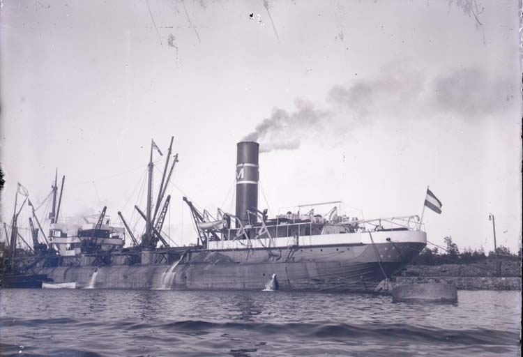 Enligt text som medföljde bilden: "Oxelösund. "Maud Cassel" o. "Argo" 16/9 1900."