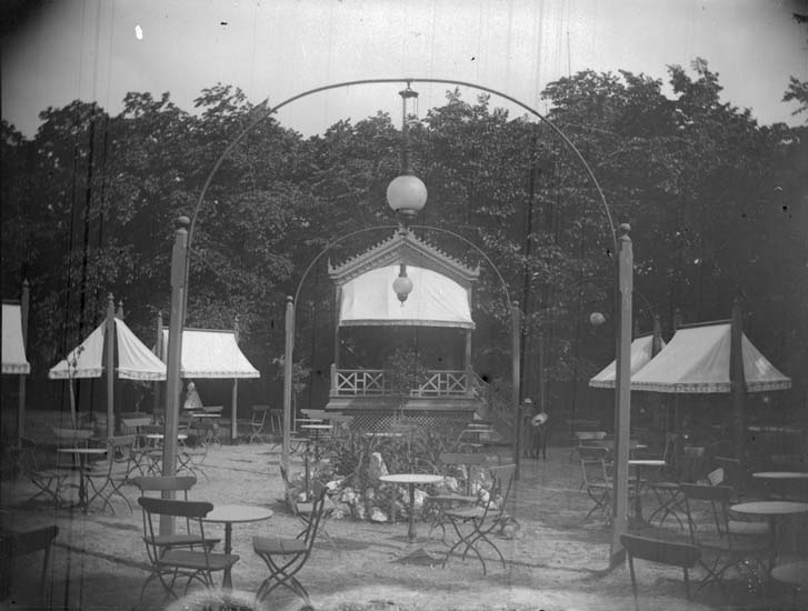 Enligt text som medföljde bilden: "Lysekil. Parkens musikpaviljong tagen från kaféet. 26/6 1898".