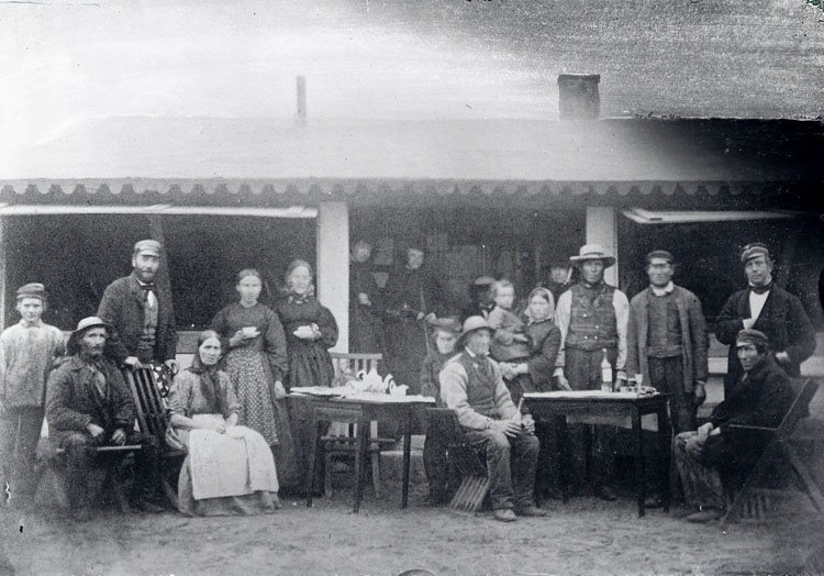 Badhuspersonal samlade runt ett kaffebord och ett brännvinsbord år 1862