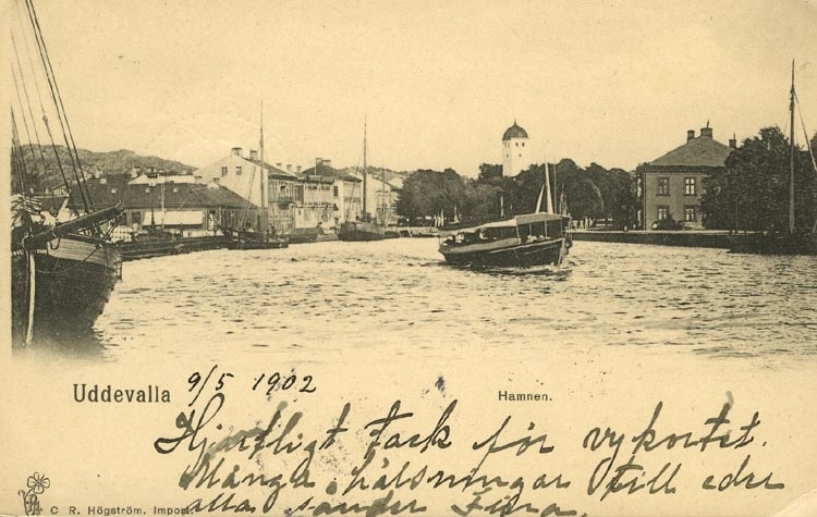 Tryckt text på vykortets framsida: "Uddevalla. hamnen."