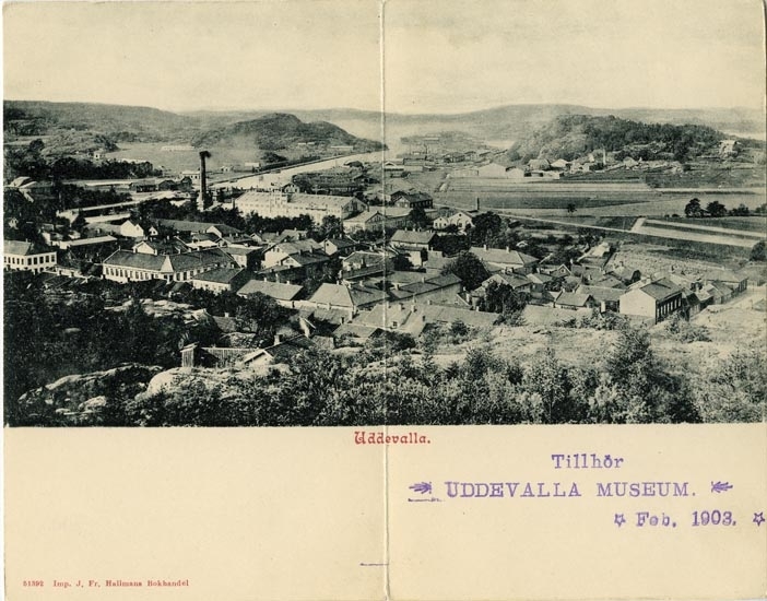 Tryckt text på vykortets framsida: "Uddevalla."
