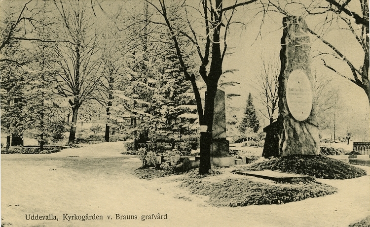 Tryckt text på vykortets framsida: "Uddevalla, kyrkogården v. Brauns grafvård."