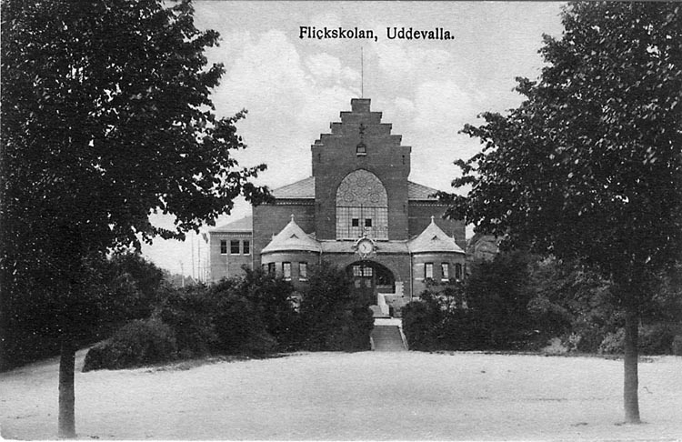 Tryckt text på vykortets framsida: "Flickskolan, Uddevalla".

