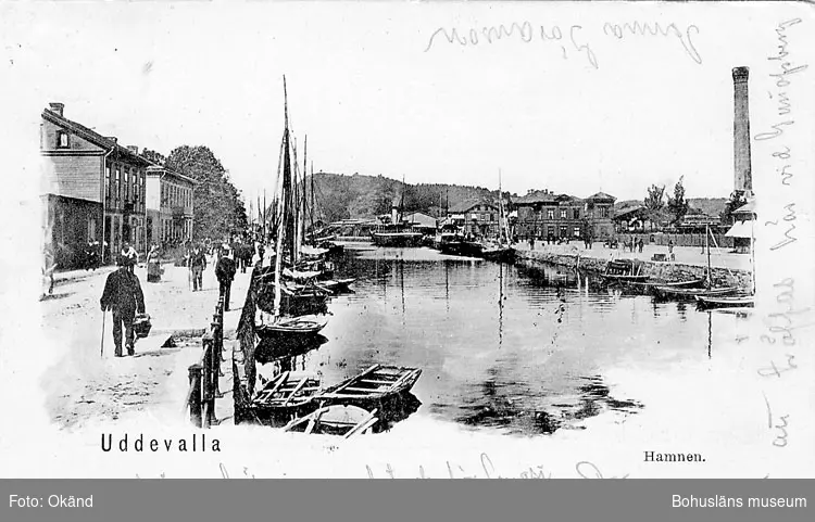 Tryckt text på vykortets framsida: "Uddevalla Hamnen".
