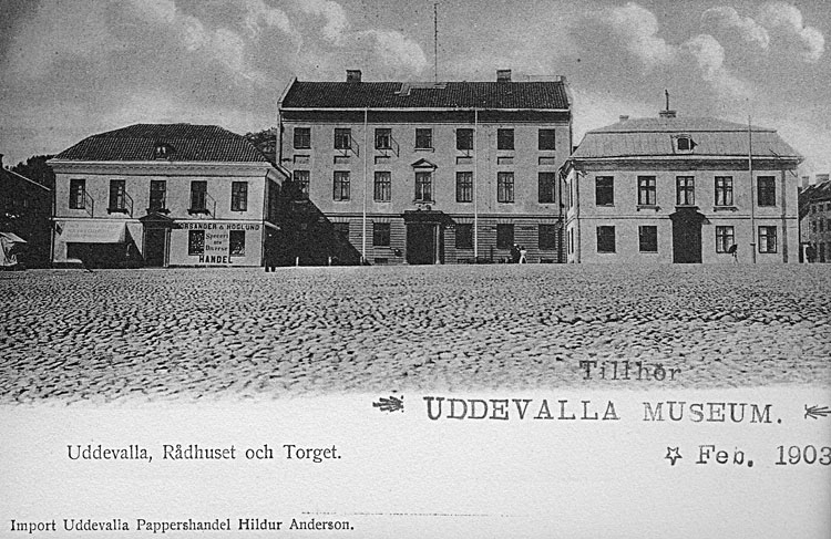 Tryckt text på vykortets framsida: "Uddevalla Rådhuset och Torget".
