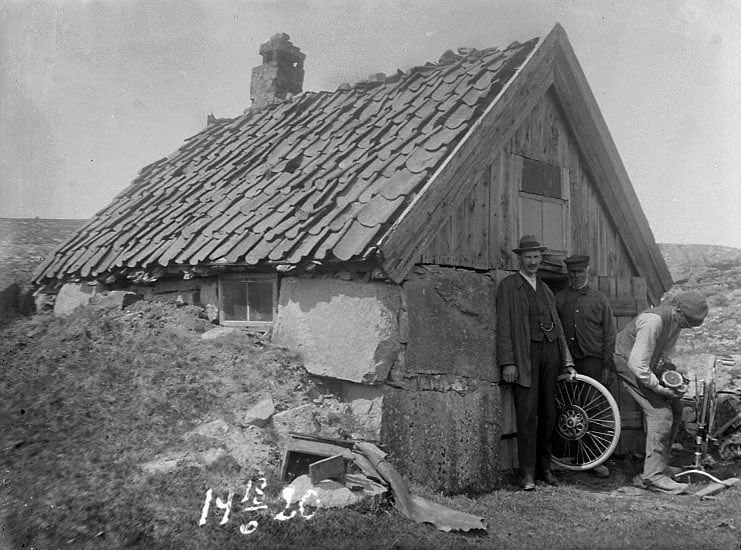 Enligt noteringar: "Cykelreparation vid smedjan på Skistad. I dörren far och son, Johannes 
och Johan. 13/6 1920."