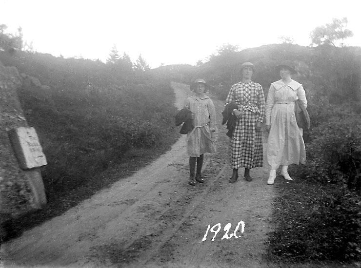 Enligt noteringar: "Lisa, Klara och Justina Benjaminsson, 1920".