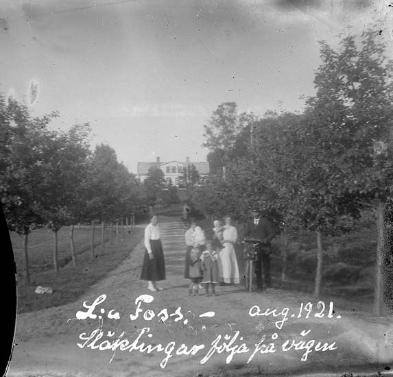 Text på bilden: "L:a Foss - aug. 1921. släktingar följa på vägen."