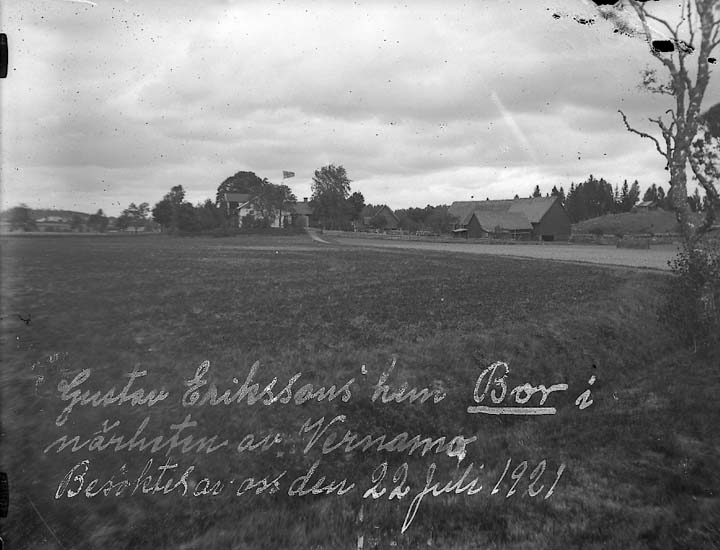 Enligt text på fotot: "Gustav Erikssons hem Bor i närheten av Vernamo. Besöktes av oss den 22 juli 1921":
