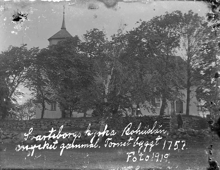 Enligt text på fotot: "Svarteborgs kyrka Bohuslän. mycket gammal. Tornet byggt 1757. Foto 1919".