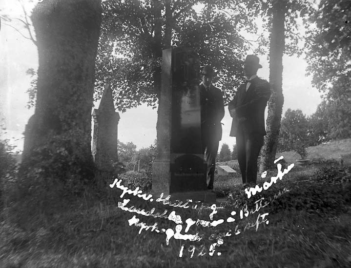 Enligt text på fotot: "Kyrkv. Hult å jag vid Martins Lundahls grav å Bitternas kyrkogård den 6 sept. 1925".