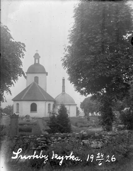 Enligt text på fotot: "Surteby kyrka. 24/6 1926".



















