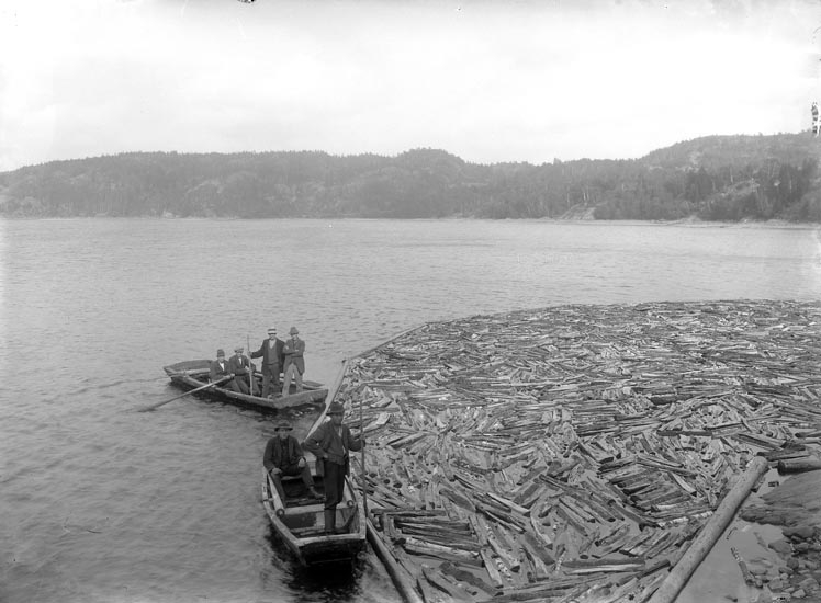 Enligt fotografens noteringar: "1914 Sjön Kärn. Flottning för Munkedals Bolag."