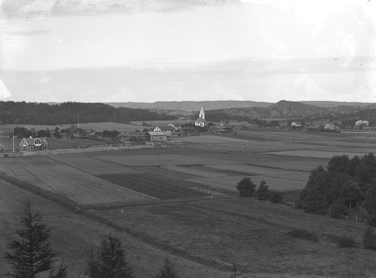 Enligt fotografens noteringar: "Håby Gård omkring 1920. Kyrkan med omnejd."