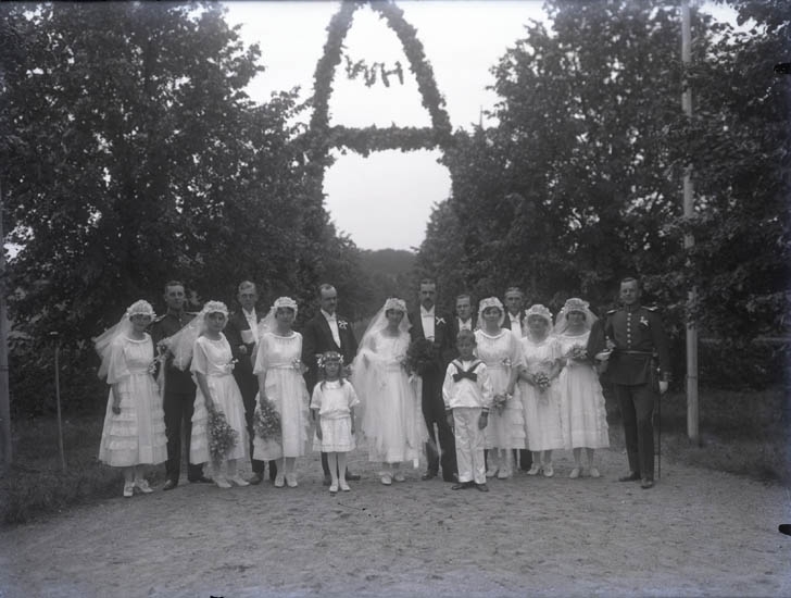 "1920, 1:sta bröllop på Saltkällan hos Schillers Vilh. (?) Nyblom, Ingeniör (?), 419."