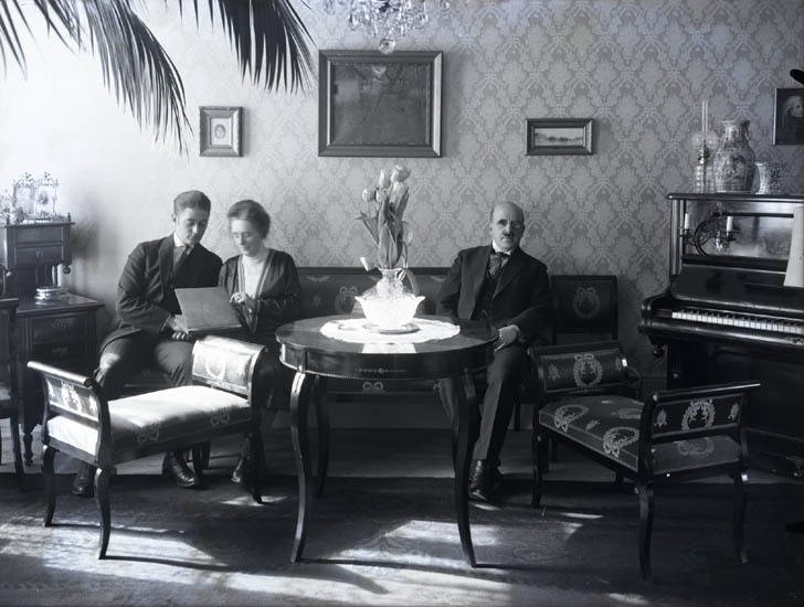 "1926. 409. Ej bra. Apotekare Berqvist, Håby Apotek."

"Harry, Mimmi Bergqvist, Gustav."
