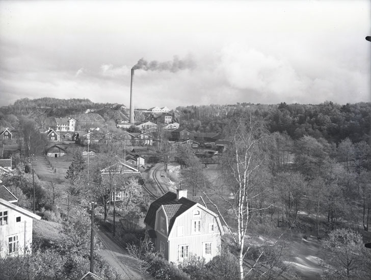 "Munkedal Samhälle fabrikssamhälle omkring 1930."

"Fotot taget från Möe. I centrum på bilden står Johan och Maria Sandbergs hus. Deras dotter Rut bodde där senare."
