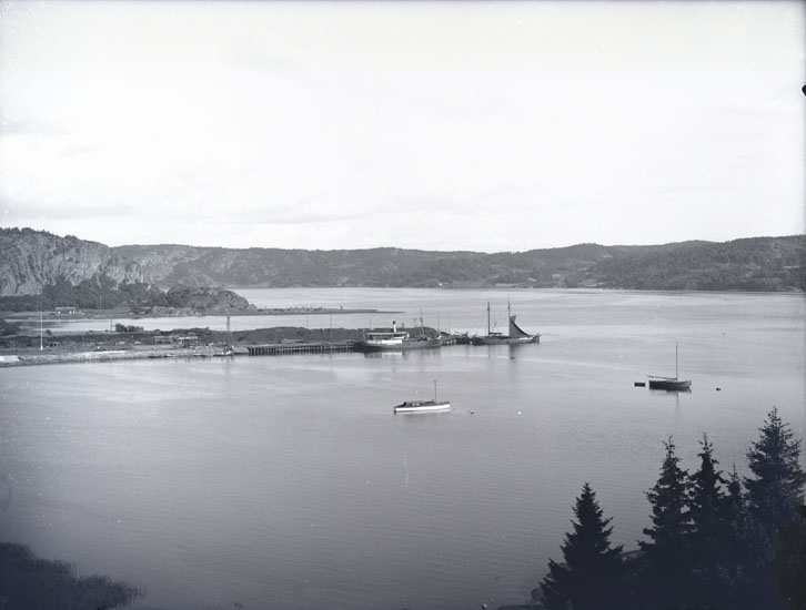 "1938. Munkedals Hamn."

"Fotot taget från Skree."