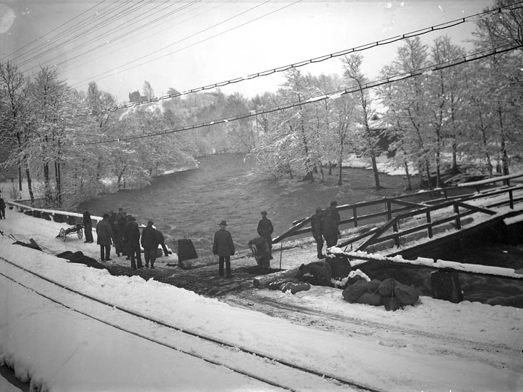 Enligt medföljande noteringar: "1935. 32. Bron o. vägen sönder vid C. G. Johansson, Hedeholm."

Uppgifter från Munkedals HBF: "Munkedalsälven, C-G bron."