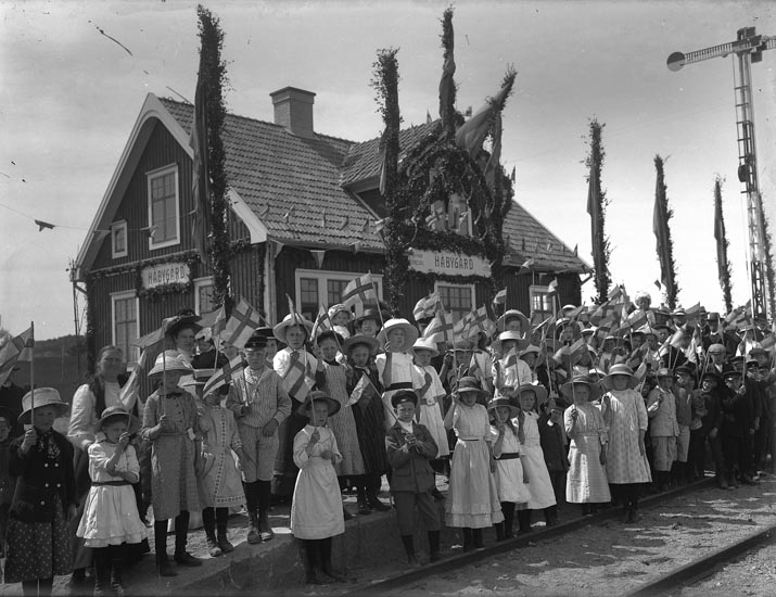 "Från invigningen Håbygård af Järnvägen Lysekils Järnväg", text som medföljde fotot