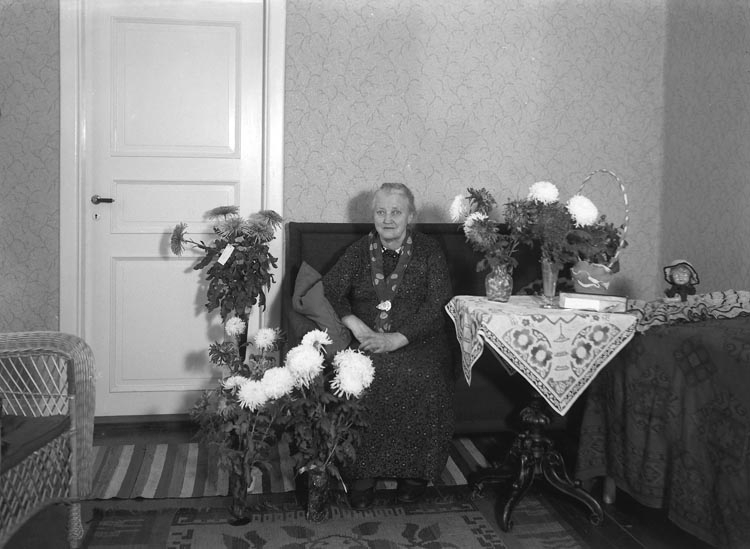 Text som medföljde bilden: "1939. 22. Fru Emma Petterssons 75 årsdag. Munkedal."

Ragnar Wärmes mormor. Bodde nära "Pumpen" vid Bostäderna, Munkedals bruksområde.
Emma Pettersson var gift med Emanyel Pettersson, kallad "Månne".