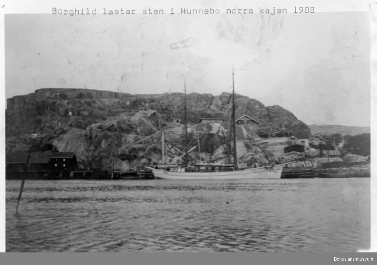 Enligt text på fotot: "Borghild lastar sten i Hunnebo norra kajen 1908".