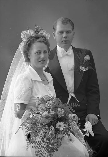 Enligt fotografens journal nr 7 1944-1950: "Hermansson Herr Erik Långelanda Svanesund".
Enligt fotografens notering: "Herr Erik Hermanson Fru Maj, Långelanda Svanesund".