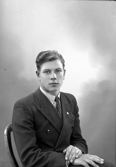 Enligt fotografens journal nr 7 1944-1950: "Lönnqvist, Herr Ingemar Ön Stenungsund".