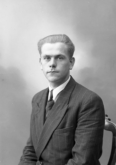 Enligt fotografens journal nr 7 1944-1950: "Jansson, Herr Erik Varekil".