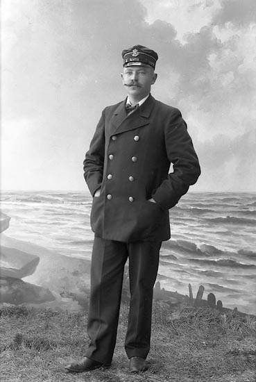 Enligt fotografens journal nr 1 1904-1908: "Eriksson, Vaktmästare St-s.d".